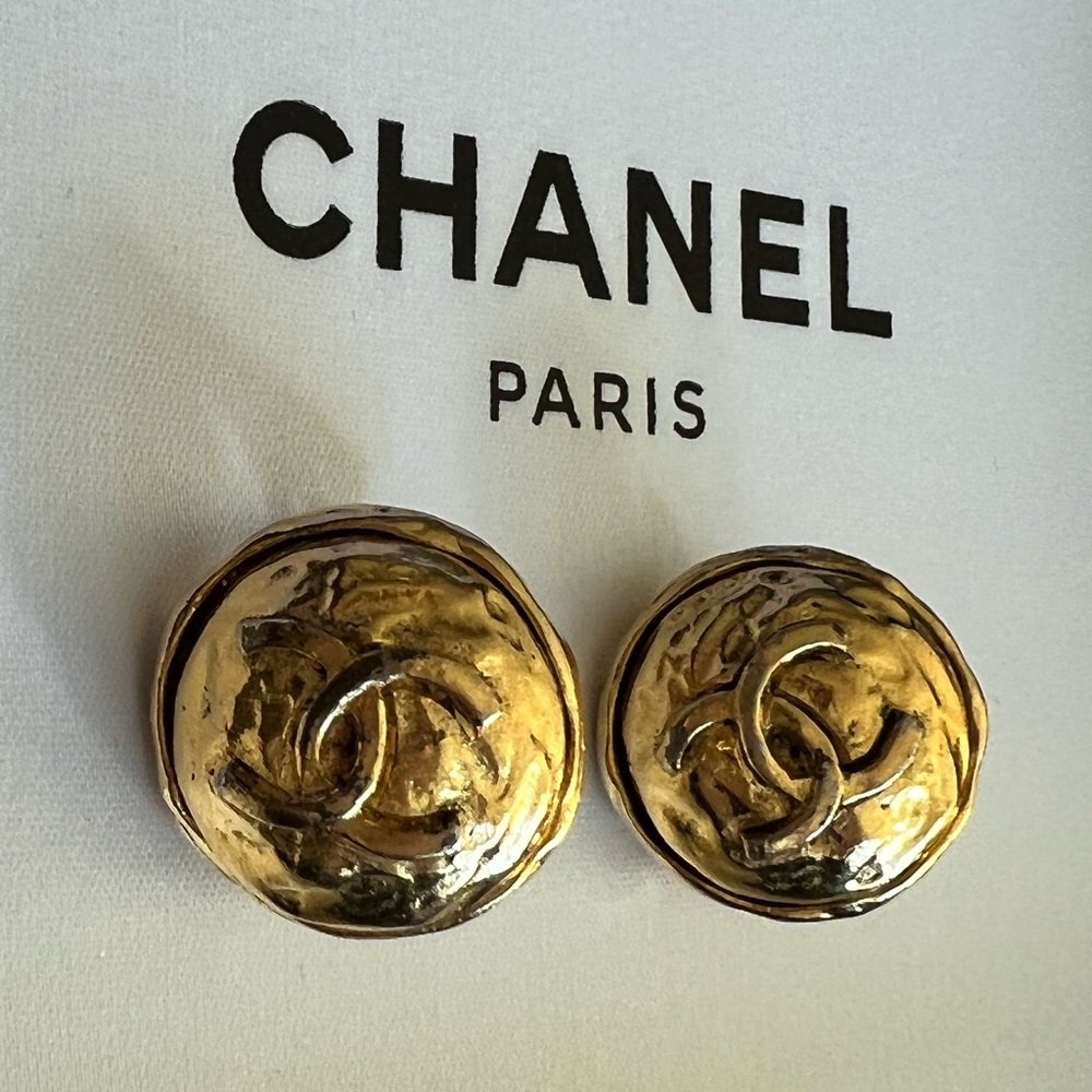 CHANEL CC Medallion Motif. Vintage Authenticity Guaranteed